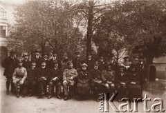 1919, Lwów, Polska.
 Centralne pogotowie Miejskiej Straży Obywatelskiej, siedzą od lewej: Władysław Białobrzeski, dr Łucjan Szpor, inż. Józef Nagórski, Stanisław Ordon, Władysław Murczyński, Maria Bednarska, prof. dr Józef Siemiradzki, dr Włodzimierz Godlewski, Mikołaj Bednarski, ks. Tadeusz Kunze, stoją od lewej: Władysław Weissman, Zawidowski, Franciszek Ponicki, dr Franciszek Piechowski, Stanisław Dziadek, Teodor Kysiak, kpt. Jakub Lewicki, Jakub Markowski, Maurycy Madurowicz, Włodzimierz Reindl, Józef Droński, dr Włodzimierz Mochnacki, Józef Surdel.
 Fot. NN, zbiory Ośrodka KARTA, udostępnił Jurij Karpenczuk