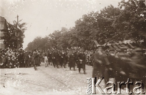 1919, Lwów, Polska.
 Maszerujące oddziały ochotników.
 Fot. NN, zbiory Ośrodka KARTA, udostępnił Jurij Karpenczuk
   

