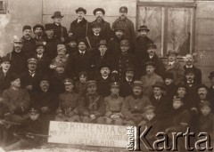 1919, Lwów, Polska.
 Komenda Miejskiej Straży Obywatelskiej, trzeci od lewej siedzi kapitan Bronisław Ostaszewski, komendant wojskowy dzielnicy II.
 Fot. NN, zbiory Ośrodka KARTA, udostępnił Jurij Karpenczuk
   
