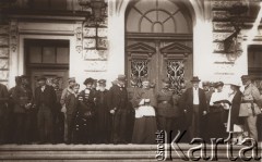 1919, Lwów, Polska.
 Uroczyste otwarcie Szkoły Kadetów, w środku stoi arcybiskup lwowski ks. Józef Bilczewski, obok niego brygadier Czesław Mączyński
 Fot. NN, zbiory Ośrodka KARTA, udostępnił Jurij Karpenczuk
   
