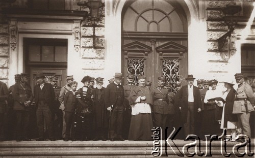 1919, Lwów, Polska.
 Uroczyste otwarcie Szkoły Kadetów, w środku stoi arcybiskup lwowski ks. Józef Bilczewski, obok niego brygadier Czesław Mączyński
 Fot. NN, zbiory Ośrodka KARTA, udostępnił Jurij Karpenczuk
   
