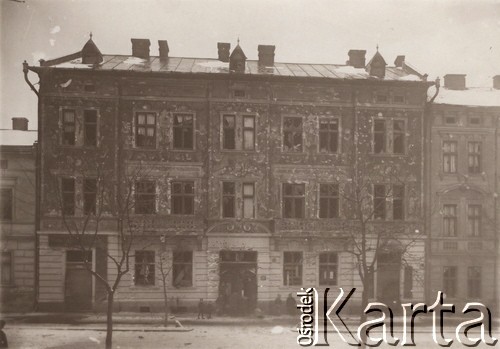 1919, Lwów, Polska.
 Kamienica przy ulicy Bema zniszczona podczas działań wojennych.
 Fot. NN, zbiory Ośrodka KARTA, udostępnił Jurij Karpenczuk
   
