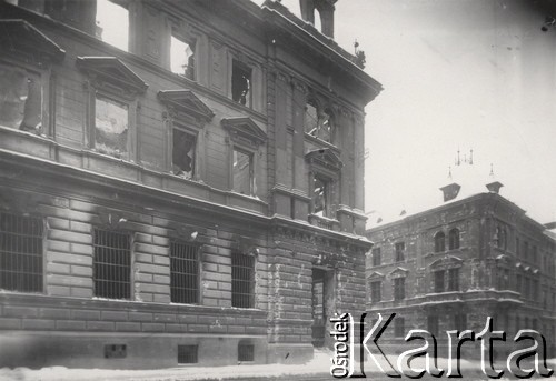 1919, Lwów, Polska.
 Budynek Poczty Głównej zniszczony podczas działań wojennych, widok od strony ulicy Słowackiego.
 Fot. NN, zbiory Ośrodka KARTA, udostępnił Jurij Karpenczuk
   
