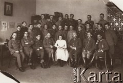 1919, Lwów, Polska.
 Grupa żołnierzy, na ścianie wisi portret generała Wacława Iwaszkiewicza.
 Fot. NN, zbiory Ośrodka KARTA, udostępnił Jurij Karpenczuk
   

