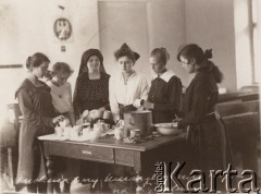 1919, Lwów, Polska.
 Kuchnia i stołówka dla biednych w gimnazjum na Łyczakowie.
 Fot. NN, zbiory Ośrodka KARTA, udostępnił Jurij Karpenczuk
   
