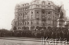 1919, Lwów, Polska.
 Uroczystości na Placu Mariackim, w środku stoi grupa francuskich generałów, z prawej pomnik Adama Mickiewicza, w tle kamienica Sprechera.
 Fot. NN, zbiory Ośrodka KARTA, udostępnił Jurij Karpenczuk
   
