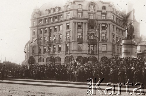 1919, Lwów, Polska.
 Uroczystości na Placu Mariackim, w środku stoi grupa francuskich generałów, z prawej pomnik Adama Mickiewicza, w tle kamienica Sprechera.
 Fot. NN, zbiory Ośrodka KARTA, udostępnił Jurij Karpenczuk
   

