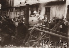 1919, Lwów, Polska.
 Dożywianie ludności cywilnej przez wojskowe kuchnie polowe, kuchnia nr 32 na ulicy Piekarskiej.
 Fot. NN, zbiory Ośrodka KARTA, udostępnił Jurij Karpenczuk
   
