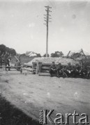 1919, Lwów, Polska.
 Żołnierze siedzący obok zapory na drodze.
 Fot. NN, zbiory Ośrodka KARTA, udostępnił Jurij Karpenczuk
   
