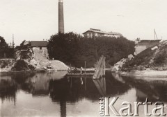 1919, woj. Lwów, Polska.
 Przeprawa promem przez Bug, w tle most zniszczony podczas działań wojennych.
 Fot. NN, zbiory Ośrodka KARTA, udostępnił Jurij Karpenczuk
   
