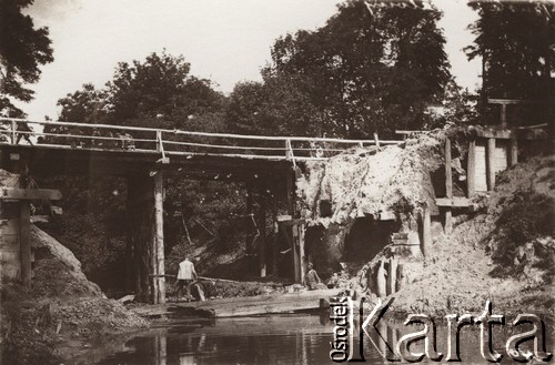 1919, Busk, Powiat Lwów, Polska.
 Budowa drewnianego mostu, na pierwszym planie pozostałości mostu zniszczonego w czasie działań wojennych.
 Fot. NN, zbiory Ośrodka KARTA, udostępnił Jurij Karpenczuk
   
