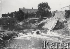 1919, Busk, Pow. Lwów, Polska.
 Przeprawa promem przez rzekę, na pierwszym planie zniszczony most.
 Fot. NN, zbiory Ośrodka KARTA, udostępnił Jurij Karpenczuk
   
