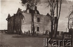 1919, Krasne, Pow. Lwów, Polska.
 Zniszczony podczas walk budynek poczty.
 Fot. NN, zbiory Ośrodka KARTA, udostępnił Jurij Karpenczuk
   
