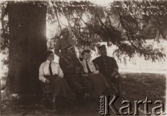 1918-1922, Raj, Pow. Brzeżany, woj. Tarnopol, Polska.
 W środku siedzi generał Wacław Iwaszkiewicz-Rudoszański, jeden z dowódców obrony Lwowa.
 Fot. NN, zbiory Ośrodka KARTA, udostępnił Jurij Karpenczuk
   
