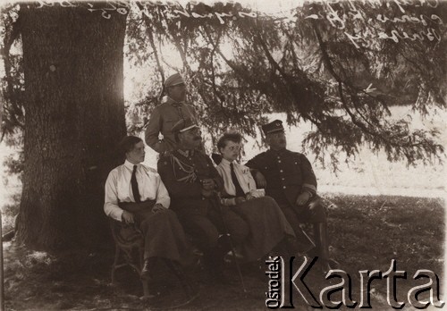1918-1922, Raj, Pow. Brzeżany, woj. Tarnopol, Polska.
 W środku siedzi generał Wacław Iwaszkiewicz-Rudoszański, jeden z dowódców obrony Lwowa.
 Fot. NN, zbiory Ośrodka KARTA, udostępnił Jurij Karpenczuk
   
