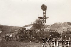 17.03.1921, Brześć n/Bugiem, Polska.
 Twierdza Brześć, grupa żołnierzy przy reflektorze sygnalizacyjnym.
 Fot. NN, zbiory Ośrodka KARTA, udostępnił Jurij Karpenczuk
   
