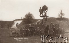 17.03.1921, Brześć n/Bugiem, Polska.
 Twierdza Brześć, grupa żołnierzy przy reflektorze sygnalizacyjnym.
 Fot. NN, zbiory Ośrodka KARTA, udostępnił Jurij Karpenczuk
   
