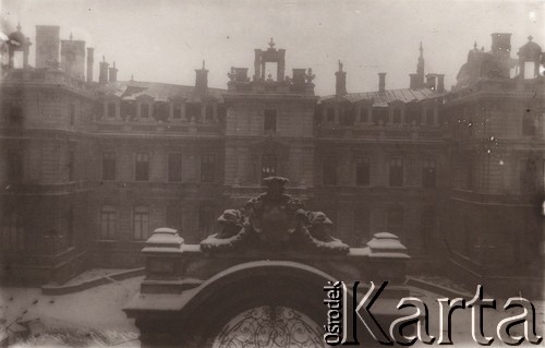 ok. 1920-22, Lwów, Polska.
 Pałac Potockich spalony w czasie walk o Lwów w latach 1918/19.
 Fot. NN, zbiory Ośrodka KARTA, udostępnił Jurij Karpenczuk
   
