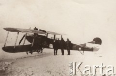 Listopad 1918, Lwów, Polska.
 Pierwszy polski samolot (Oeffag C.III serii 52), który latał nad Lwowem dnia 5 listopada 1918, przy samolocie stoją: kpt. Stefan Bastyr, por. Władysław Toruń i por. Roland.
 Fot. NN, zbiory Ośrodka KARTA, udostępnił Jurij Karpenczuk
   
