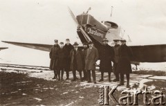 ok. 1925, Lwów Skniłów, Polska.
 Lotnisko w Skniłowie, rajd Lwów - Budapeszt - Wiedeń, grupa osób przed samolotem typu 