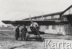 1918-1919, Lwów Skniłów, Polska.
 Lotnisko w Skniłowie, porucznik Stefen Stec w rozmowie z kierownikiem warsztatu, obok stoi samolot myśliwski 