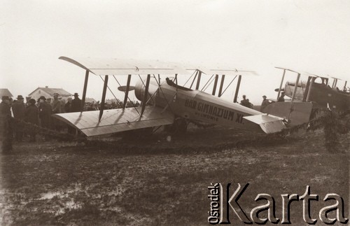 1920 - 1939, Lwów Skniłów, Polska.
 Lotnisko w Skniłowie, samolot - dar Gimnazjum XI we Lwowie.
 Fot. NN, zbiory Ośrodka KARTA, udostępnił Jurij Karpenczuk
   
