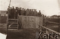 1926, Lwów, Polska.
 Lotnisko w Skniłowie, grupa osób na trybunie.
 Fot. NN, zbiory Ośrodka KARTA, udostępnił Jurij Karpenczuk
   
