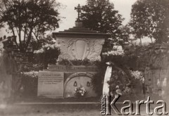 1926-1939, Lwów, Polska.
 Cmentarz Łyczakowski, harcerze przy grobie Stanisława Sobińskiego, kuratora Lwowskiego Okręgu Szkolnego, zastrzelonego w październiku 1926 przez nacjonalistów ukraińskich.
 Fot. NN, zbiory Ośrodka KARTA, udostępnił Jurij Karpenczuk
   
