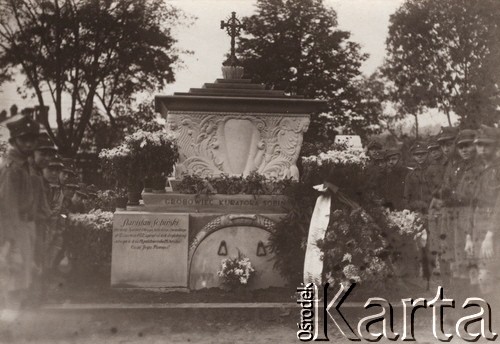 1926-1939, Lwów, Polska.
 Cmentarz Łyczakowski, harcerze przy grobie Stanisława Sobińskiego, kuratora Lwowskiego Okręgu Szkolnego, zastrzelonego w październiku 1926 przez nacjonalistów ukraińskich.
 Fot. NN, zbiory Ośrodka KARTA, udostępnił Jurij Karpenczuk
   
