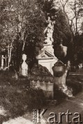 Lata 20., Lwów, Polska.
 Cmentarz Łyczakowski, nagrobki.
 Fot. NN, zbiory Ośrodka KARTA, udostępnił Jurij Karpenczuk
   
