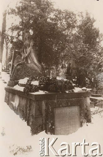 Lata 20., Lwów, Polska.
 Cmentarz Łyczakowski, grobowiec Artura Grottgera.
 Fot. NN, zbiory Ośrodka KARTA, udostępnił Jurij Karpenczuk
   
