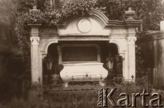 1900-1939, Lwów., Polska.
 Cmentarz Łyczakowski, grobowiec Leopolda Rotlendera, uczestnika rewolucji węgierskiej 1848/49.
 Fot. NN, zbiory Ośrodka KARTA, udostępnił Jurij Karpenczuk
   
