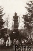 1907, Lwów, Austro-Węgry.
 Cmentarz Łyczakowski, wieńce Pod pomnikiem Michała Michalskiego, prezydenta Lwowa.
 Fot. NN, zbiory Ośrodka KARTA, udostępnił Jurij Karpenczuk
   
