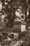 1900-1939, Lwów., Polska.
 Cmentarz Łyczakowski, grobowiec aktorki Matyldy Żłobickiej.
 Fot. NN, zbiory Ośrodka KARTA, udostępnił Jurij Karpenczuk
   
