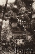 1900-1939, Lwów., Polska.
 Cmentarz Łyczakowski, grobowiec Marii, Eleonory i Teodora Sembratowiczów.
 Fot. NN, zbiory Ośrodka KARTA, udostępnił Jurij Karpenczuk
    
