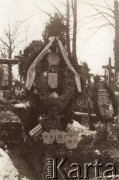 Kwiecień 1931, Lwów, Polska.
 Cmentarz Łyczakowski, grób Wiesia Kościńskiego zmarłego 21.04.1931.
 Fot. NN, zbiory Ośrodka KARTA, udostępnił Jurij Karpenczuk
    
