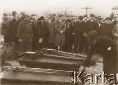 Październik 1925, Lwów, Polska.
 Cmentarz Orląt Lwowskich, Jadwiga Zarugiewiczowa, matka poległego pod Zadwórzem Konstatntego Zarugiewicza, wybiera trumnę ze zwłokami Nieznanego Żołnierza, która ma zostać przewieziona do Warszawy.
 Fot. NN, zbiory Ośrodka KARTA, udostępnił Jurij Karpenczuk
   
