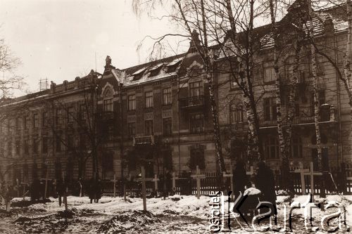 1919, Lwów, Polska.
 Ulica Leona Sapiehy, tymczasowy cmentarz Obrońców Lwowa w okolicach Politechniki.
 Fot. NN, zbiory Ośrodka KARTA, udostępnił Jurij Karpenczuk
   
