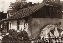 Lata 20., Lwów, Polska.
 Cmentarz Obrońców Lwowa, z lewej widoczny fragment kaplicy.
 Fot. NN, zbiory Ośrodka KARTA, udostępnił Jurij Karpenczuk
   
