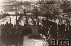 Lata 20., Lwów, Polska.
 Cmentarz Obrońców Lwowa, uroczystości przy pomniku żołnierzy II Brygady Legionów Polskich.
 Fot. NN, zbiory Ośrodka KARTA, udostępnił Jurij Karpenczuk
   
