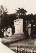 Lata 20., Lwów, Polska.
 Cmentarz Obrońców Lwowa, uroczystości przy pomniku żołnierzy II Brygady Legionów Polskich.
 Fot. NN, zbiory Ośrodka KARTA, udostępnił Jurij Karpenczuk
   
