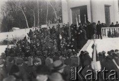 Lata 20., Lwów, Polska.
 Cmentarz Obrońców Lwowa, wierni przed kaplicą.
 Fot. NN, zbiory Ośrodka KARTA, udostępnił Jurij Karpenczuk
   
