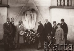 Po 1925, Lwów, Polska.
 Delegacja amerykańska koło pomnika amerykańskich lotników z eskadry im. Tadeusza Kościuszki, poległych podczas wojny polsko-bolszewickiej.
 Fot. NN, zbiory Ośrodka KARTA, udostępnił Jurij Karpenczuk
   
