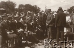 Lata 20., Lwów, Polska.
 Uroczystości ku czci Herberta Hoovera, w czasie wojny polsko-bolszewickiej szefa Amerykańskiej Misji Pomocy, delegaci władz i publiczność.
 Fot. NN, zbiory Ośrodka KARTA, udostępnił Jurij Karpenczuk
   
