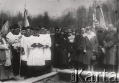 Lata 20., Lwów, Polska.
 Cmentarz Obrońców Lwowa, uroczystości, z lewej stoi prawdopodobnie arcybiskup lwowski.
 Fot. NN, zbiory Ośrodka KARTA, udostępnił Jurij Karpenczuk
   
