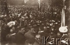 Lata 20., Lwów, Polska.
 Cmentarz Łyczakowski, uroczystości pogrzebowe, w środku stoi kilku żołnierzy Wojska Polskiego.
 Fot. NN, zbiory Ośrodka KARTA, udostępnił Jurij Karpenczuk
   
