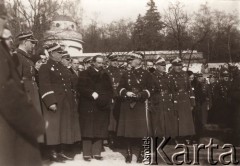 Lata 20., Lwów, Polska.
 Cmentarz Obrońców Lwowa, pogrzeb generała, drugi od prawej stoi generał Bolesław Popowicz.
 Fot. NN, zbiory Ośrodka KARTA, udostępnił Jurij Karpenczuk
   
