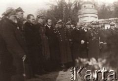 Lata 20., Lwów, Polska.
 Cmentarz Obrońców Lwowa, pogrzeb generała, z prawej stoi generał Bolesław Popowicz.
 Fot. NN, zbiory Ośrodka KARTA, udostępnił Jurij Karpenczuk
   
