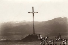 Przed 1914, brak miejsca, Austro-Węgry.
 Góral Pod krzyżem postawionym z okazji zniesienia pańszczyzny.
 Fot. NN, zbiory Ośrodka KARTA, udostępnił Jurij Karpenczuk
   
