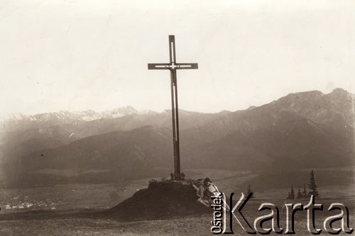 Przed 1914, brak miejsca, Austro-Węgry.
 Góral Pod krzyżem postawionym z okazji zniesienia pańszczyzny.
 Fot. NN, zbiory Ośrodka KARTA, udostępnił Jurij Karpenczuk
   
